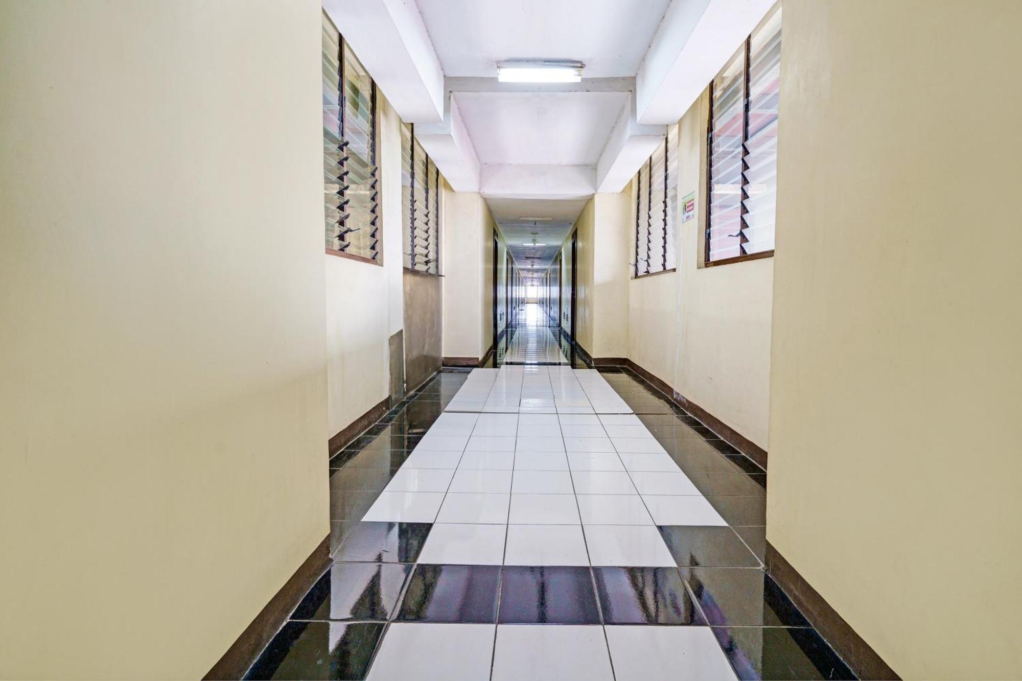 Oyo Life 93030 Apartement Gateway Cicadas By Inpro Bandung Exterior photo